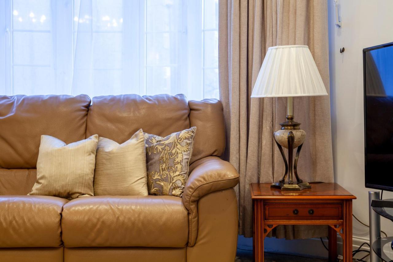 Bright 3bdr Near Swiss * London